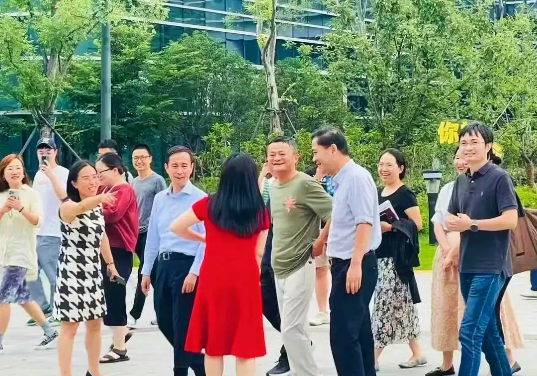 说实话阿里的文化和其他公司很不一样。阿里的人跳槽去其他公司，想的是怎么抱团干死原