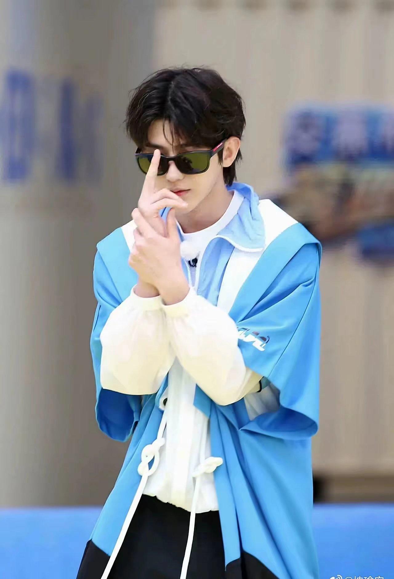 蔡徐坤蔡徐坤全球首穿含金量 cxk蔡徐坤阳光感好绝 

★你是我生命里永恒的春讯