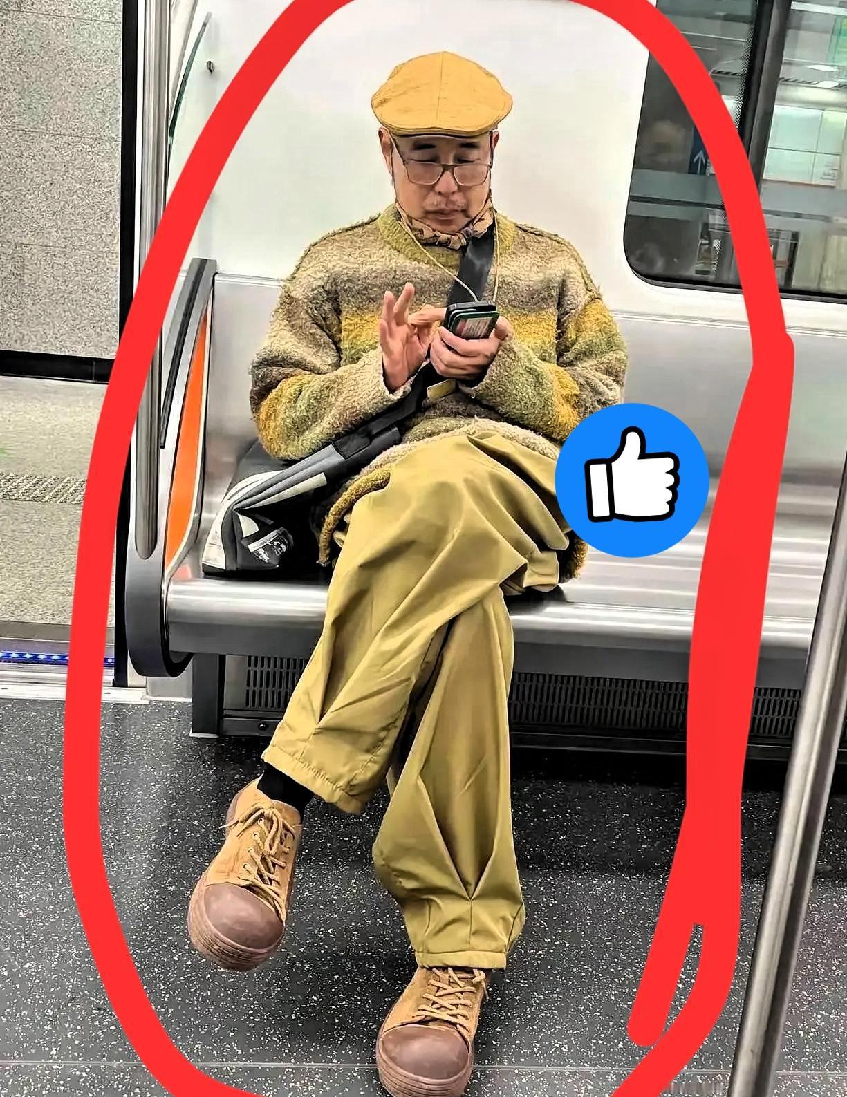 地铁偶遇的60岁大爷，直接把“无龄感穿搭”焊在了身上！低饱和条纹毛衣配卡其阔腿裤