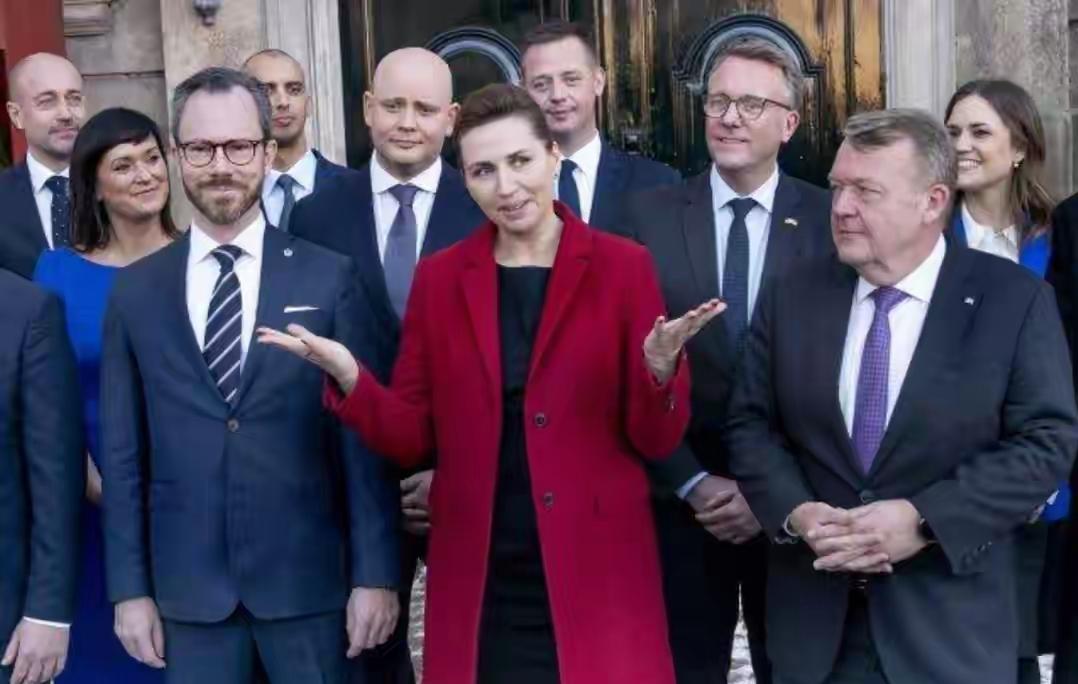 丹麦这两出戏，把小国在强权下的窘态演得淋漓尽致！首相妄想“反华”纳投名状，怎奈主