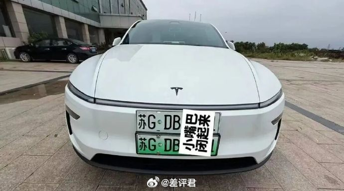 #多地新能源车牌绿色变白色# 其实就是用高强度紫外线灯、清洗剂啥法子，把绿色洗掉