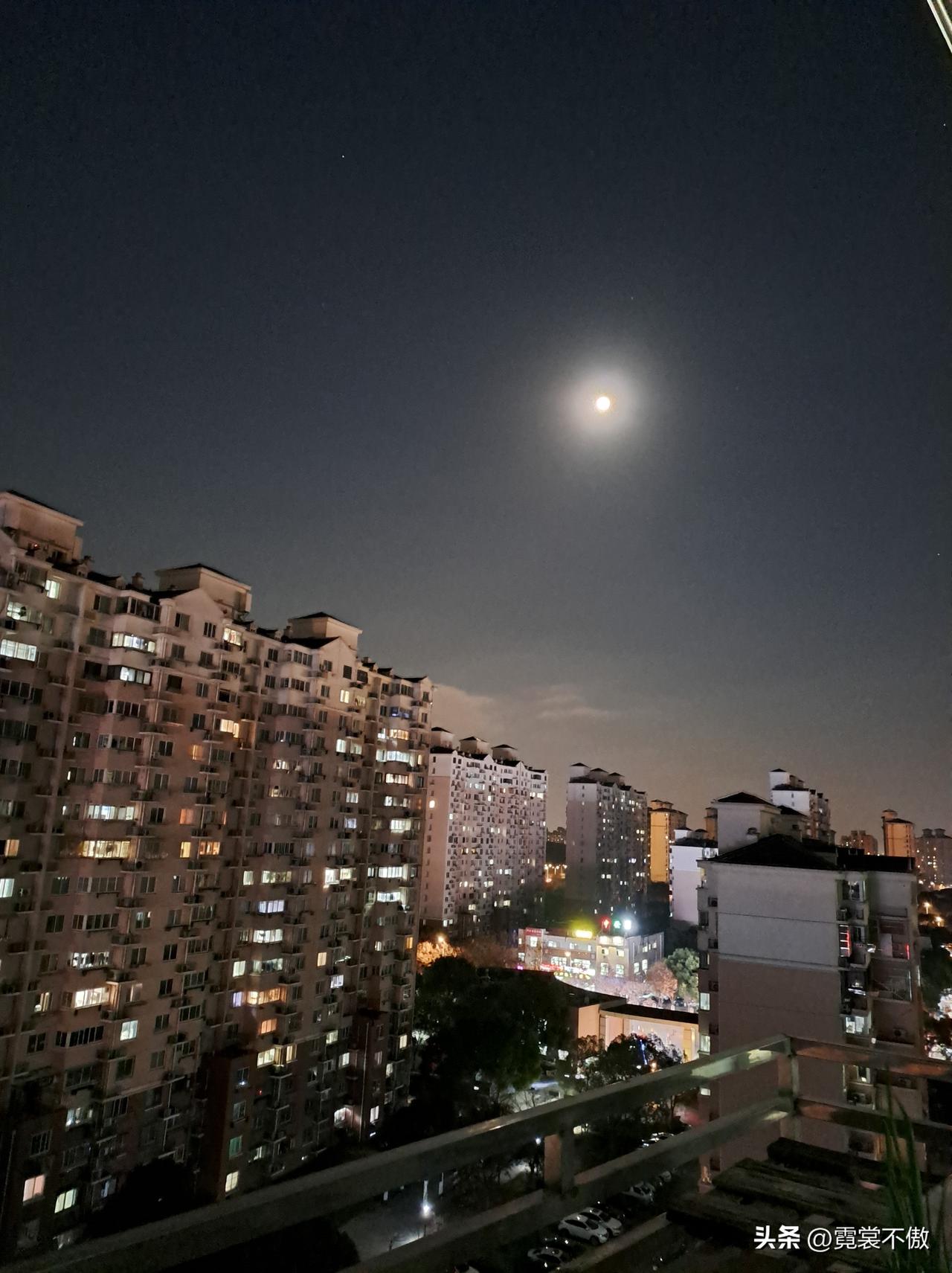 分享一张上海夜景照片月光下的永康城