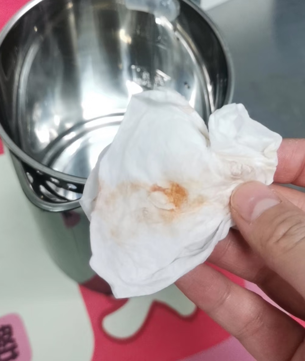 每天一条冷知识 如果你从只装白开水的玻璃杯中，擦出了橘红色的污渍。那么恭喜你！你