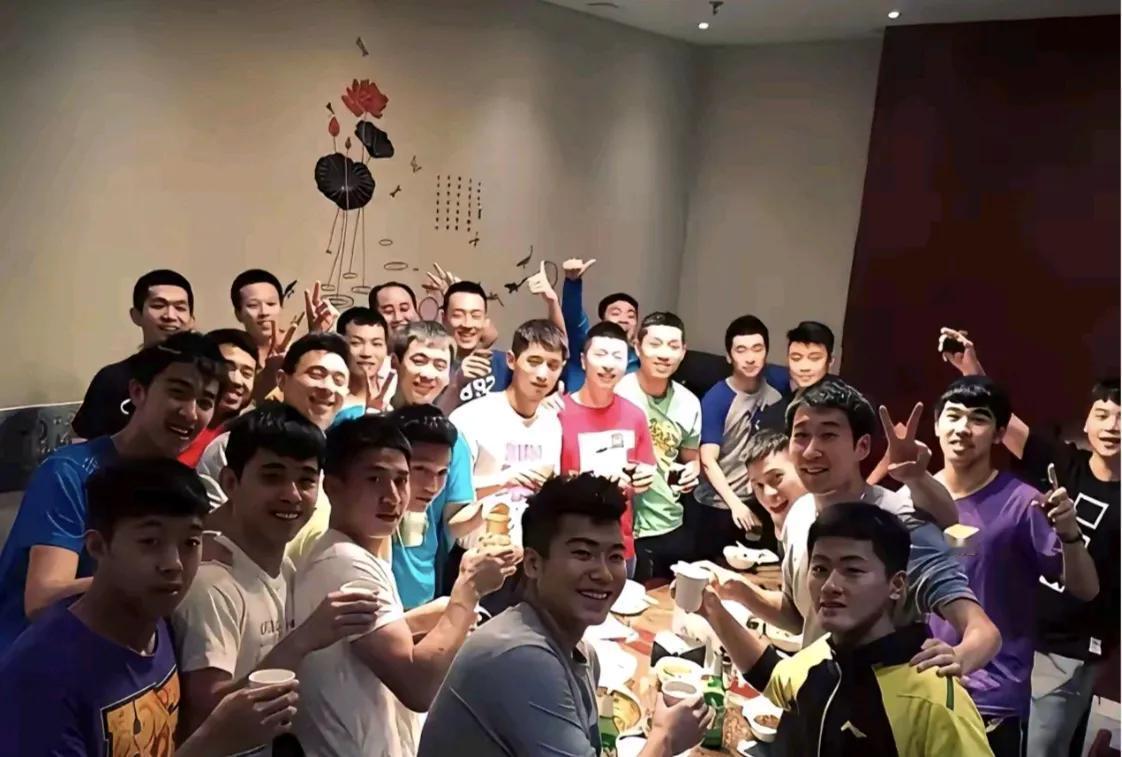 国乒男队聚会大合照，看看你能认出几位。你能快速找到小胖吗？

首先看到了站在中间