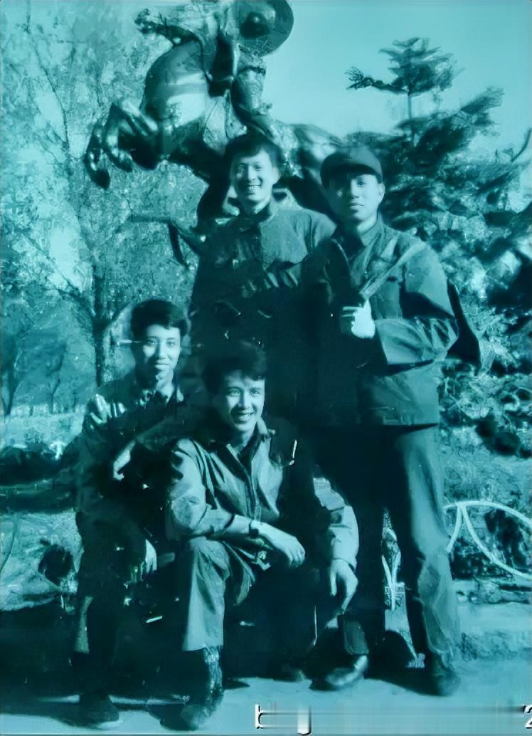 1978年，沈阳南湖公园定格了一张珍贵的照片。照片中有四条汉子，右边那位便是我。