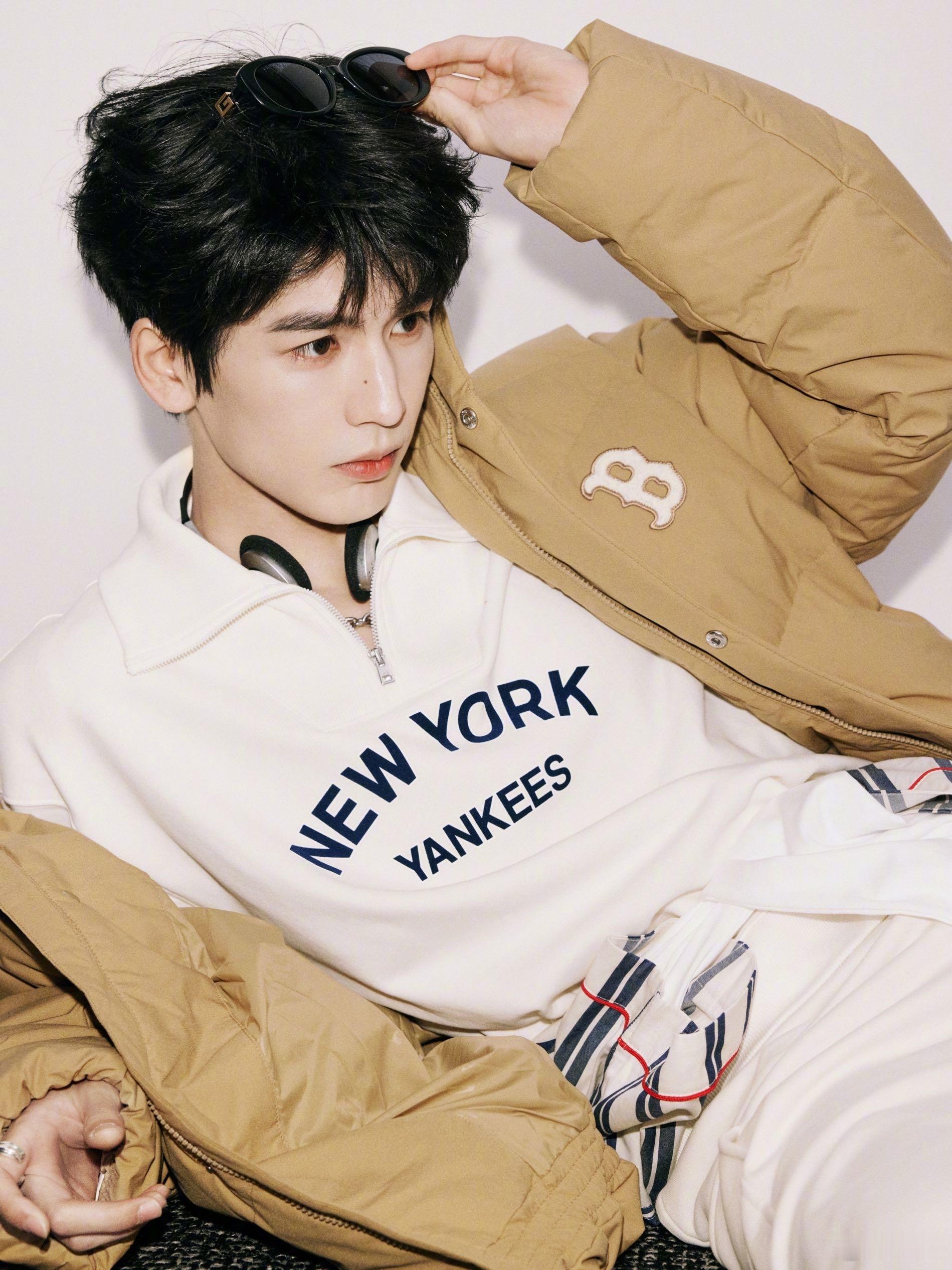 #张凌赫美式复古写真##张凌赫美式男高# 老师，我们班怎么没有这样的同学？ ​​