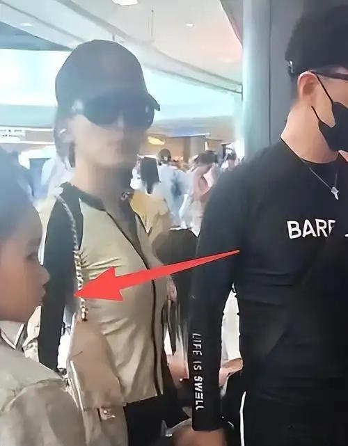 2026年春节期间，汪峰女友森林北以清新马尾造型亮相，被拍到携女儿拜师学习书法。