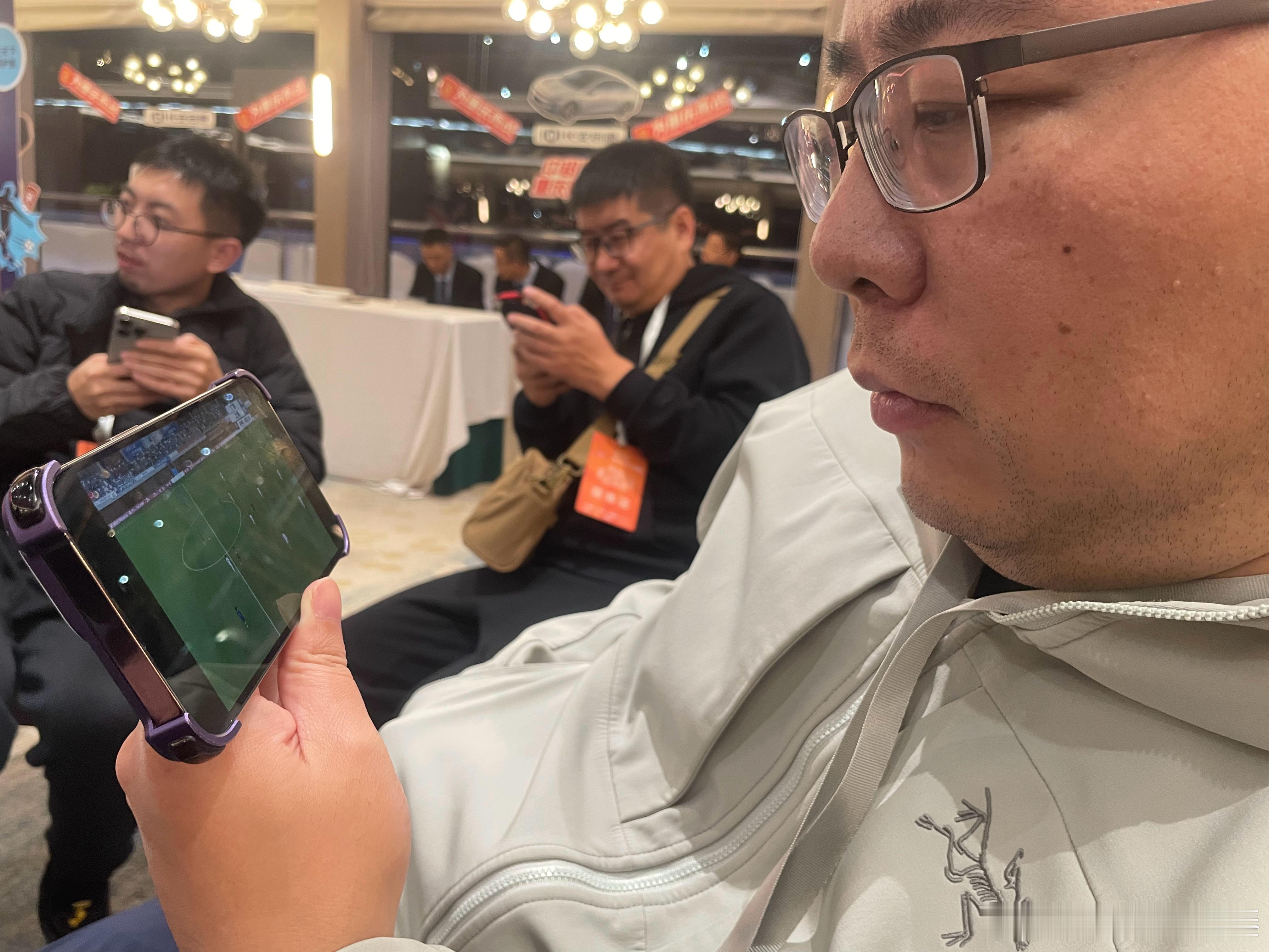 资深崇明足球记者宋胖正在一脸愁容地看男足半决赛上海VS广东。我说09年全运会决赛