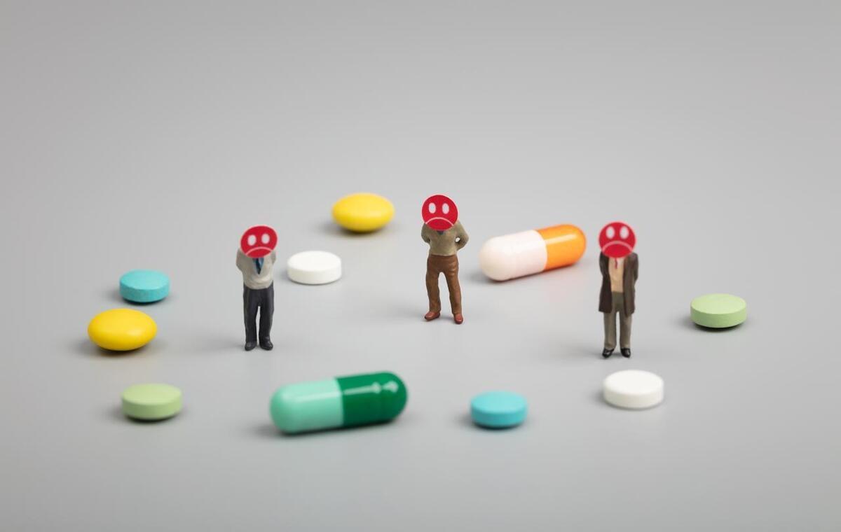 目前常用的溶栓药物主要有尿激酶、纤溶酶、阿替普酶等，可以把已经凝结成网状结构的纤