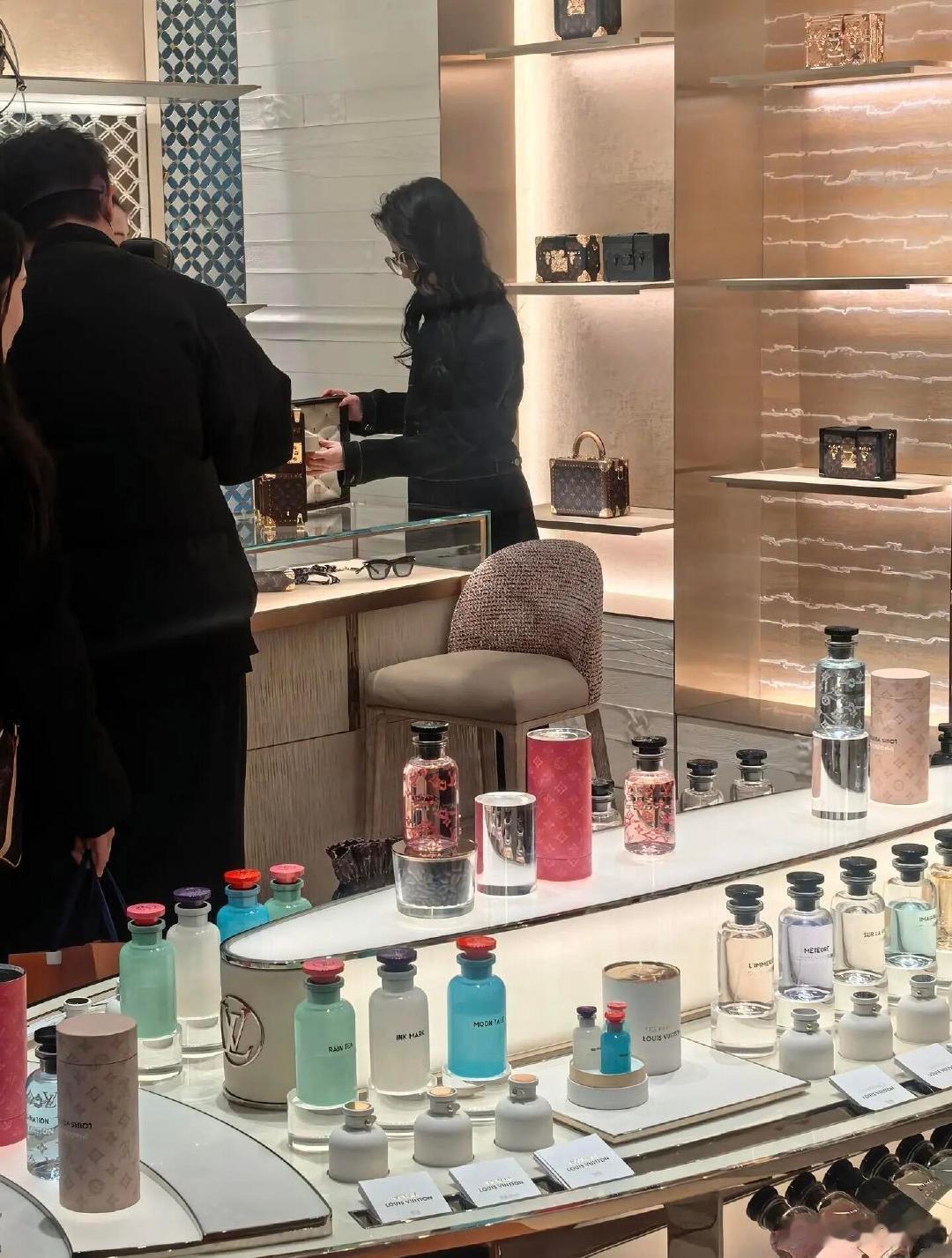 三里屯偶遇刘亦菲逛LV网友在三里屯偶遇刘亦菲逛LV，太美了点。偶遇刘亦菲逛街购物