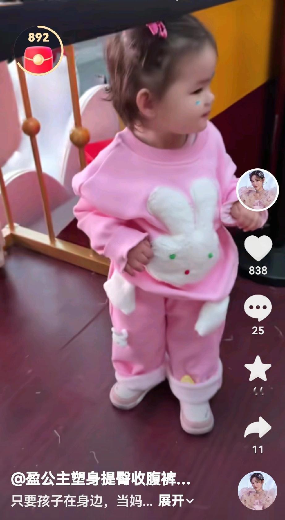 小凯莉在有爱的家庭里长大，是多么幸福！哥哥宠，妈妈疼，还有爸爸的牵挂[比心][比