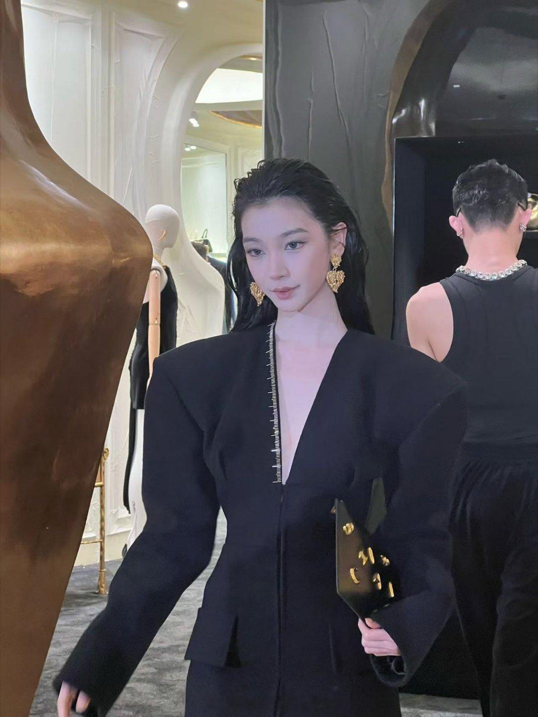 #易梦玲湿发造型# 姐感十足，每一个细节都散发着自信与魅力，让人不禁为之倾倒。 