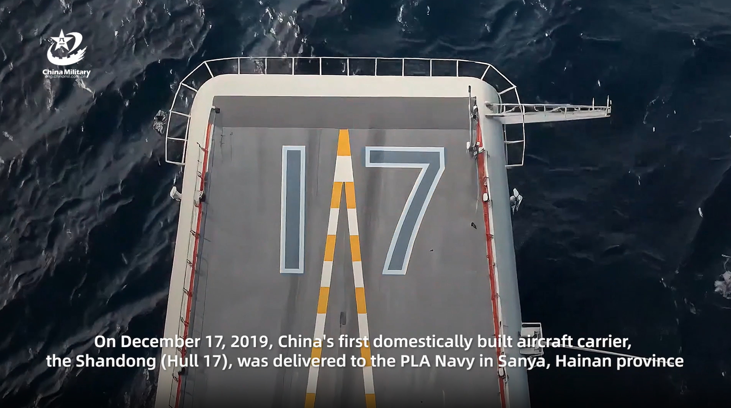 在国防部网站的“山东”号航母宣传片上截了一些图片，这个大家伙真是太漂亮了，战斗力