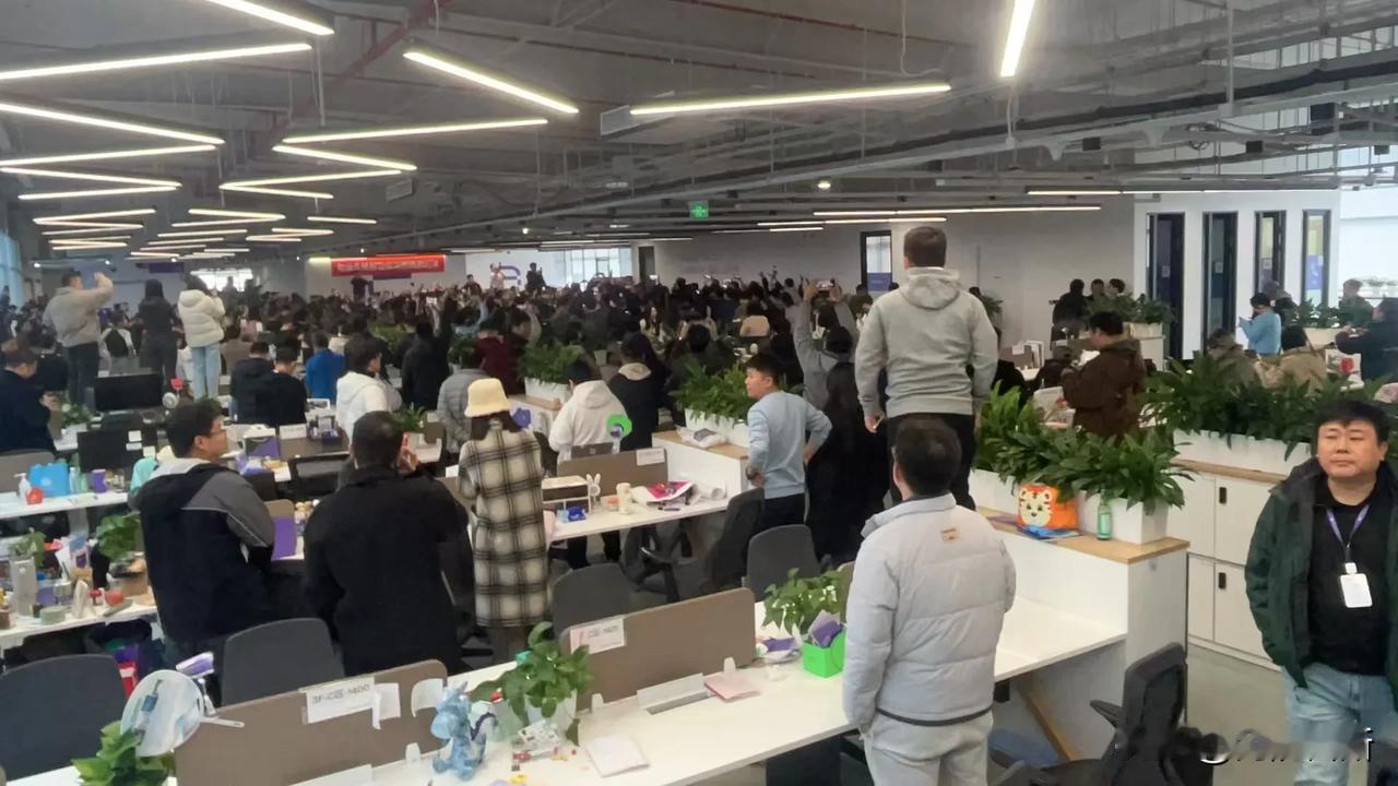 最近，极越汽车倒闭的事件闹得沸沸扬扬，甚至有些车主刚下完定就被告知无法提供车辆，