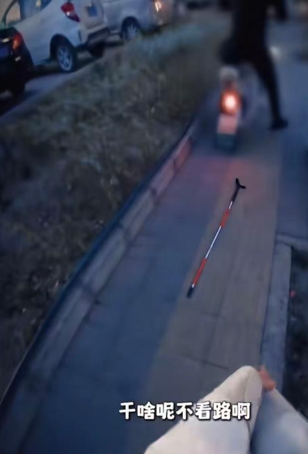 为啥不看路？盲人怎么看路，能不能不要这么欺负人！

“抱抱盲兔”是全盲状态，三年