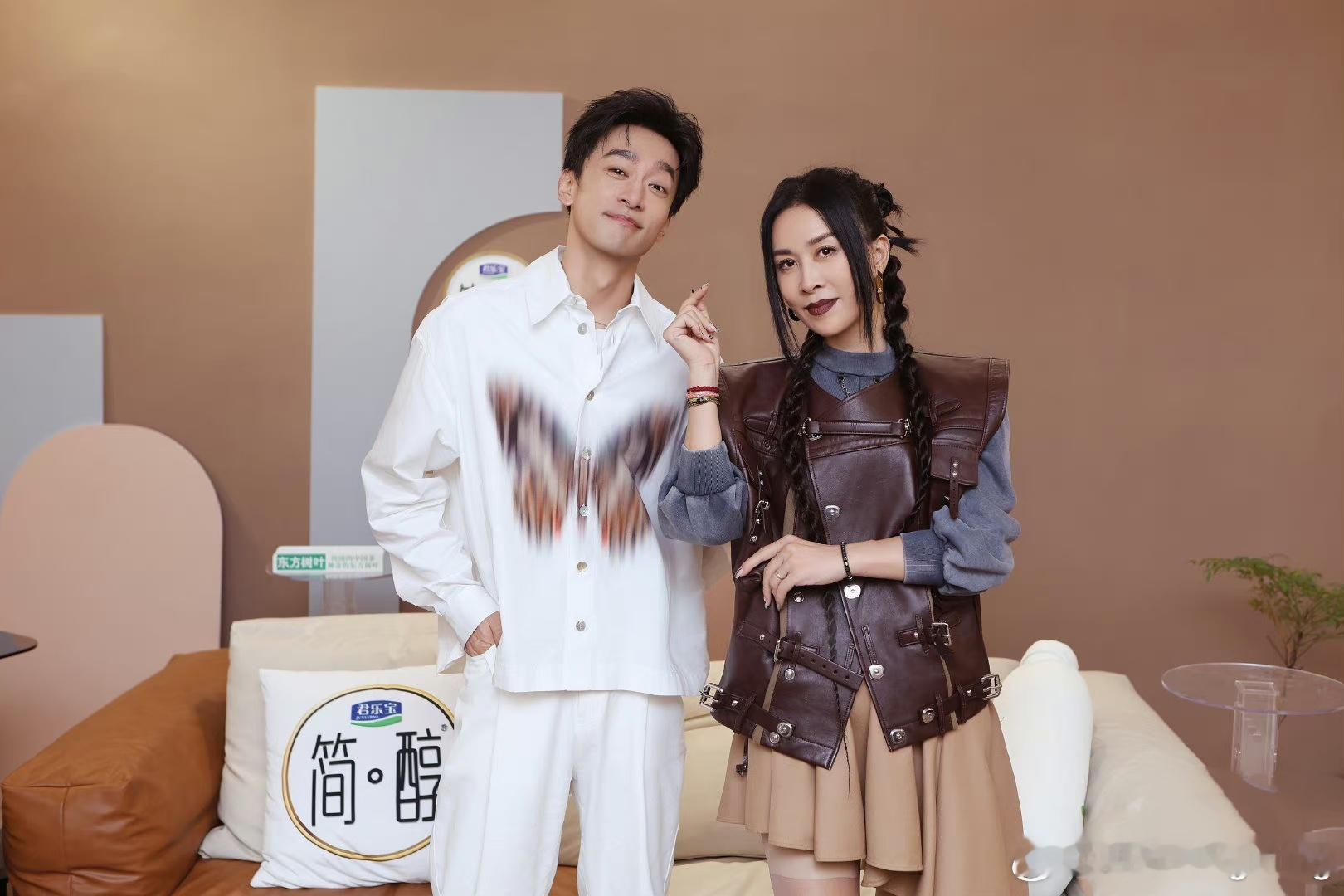 那英这一期《歌手》发挥还算稳定，至少不紧张了，造型挺时尚，瞬间年轻好几岁！ ​​