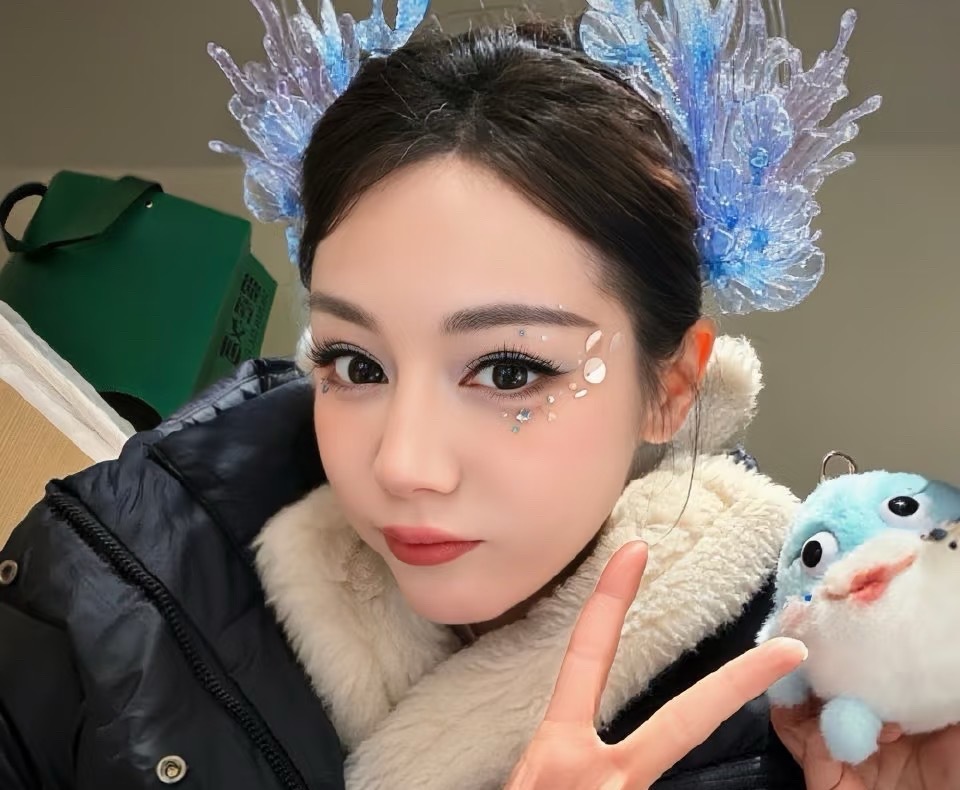 当我尝试迪丽热巴仿妆blike花儿为何这样红热巴就绽放迪丽热巴