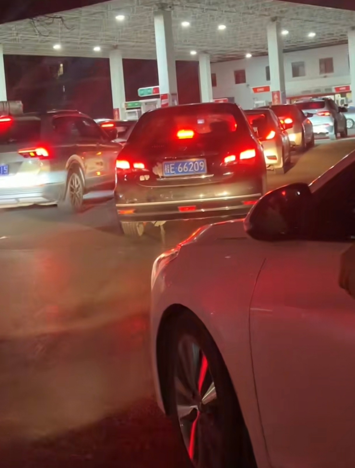 对国内成品油价格采取临时调控昨天晚上去加油，真的是大排场龙啊，油价上涨对于一些开