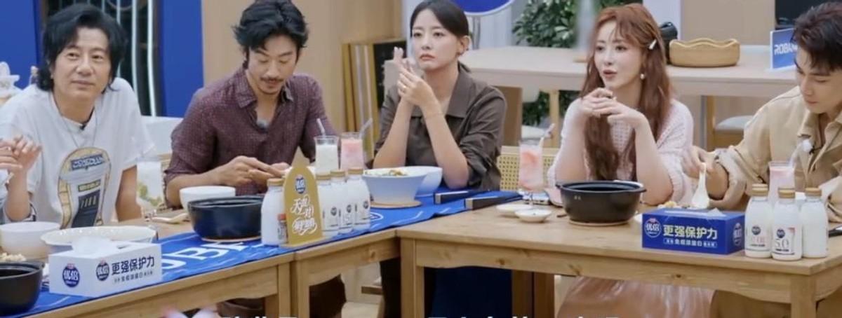 陈紫函在节目里一提“七年之痒”，旁边的陈乔恩立马就跟着焦虑起来了。
好像这个词是