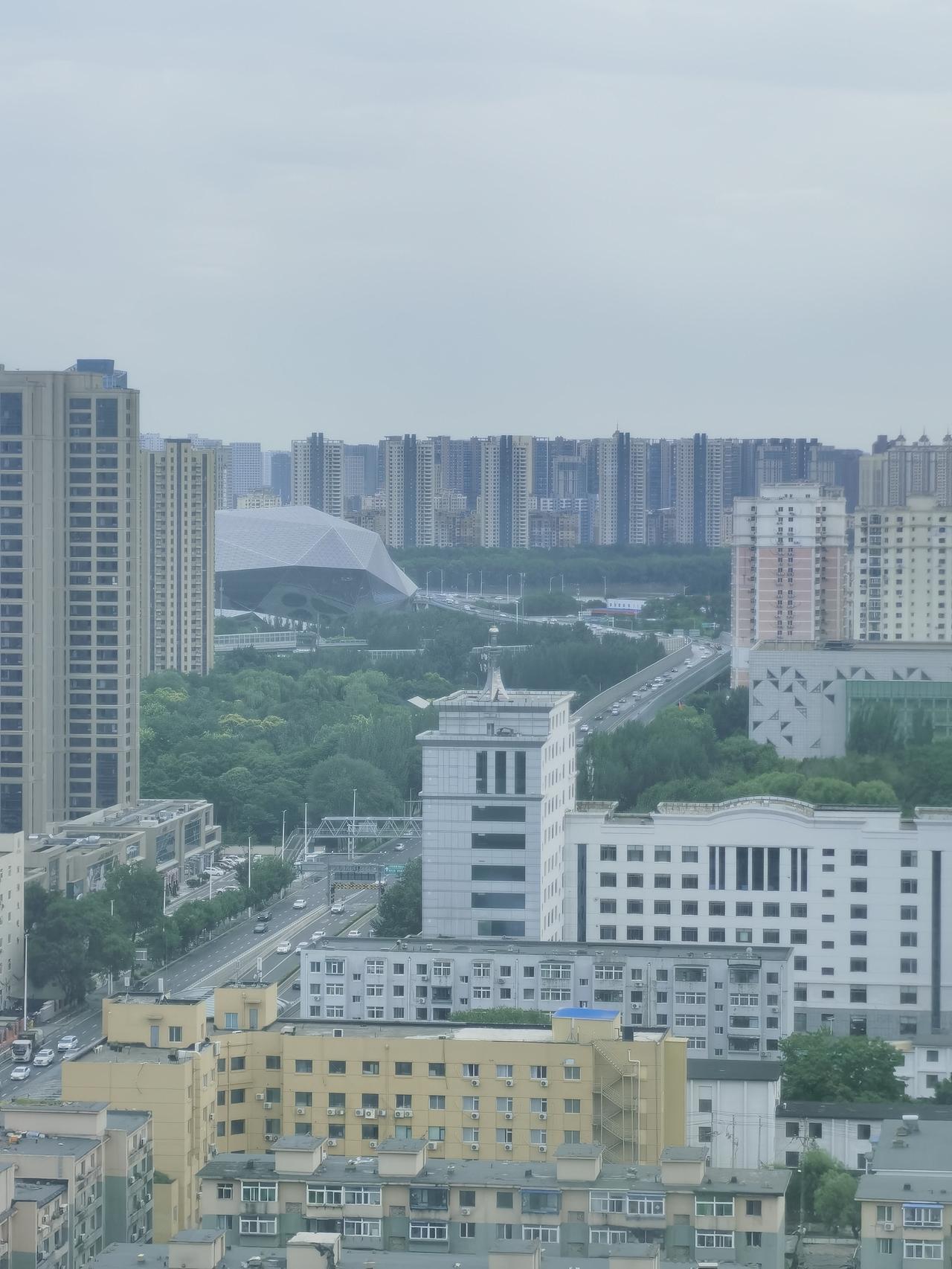 陪护第一天
坐在陪护的椅子上，可以看到金廊旁鳞次栉比的塔楼、盛京大剧院和富民桥。