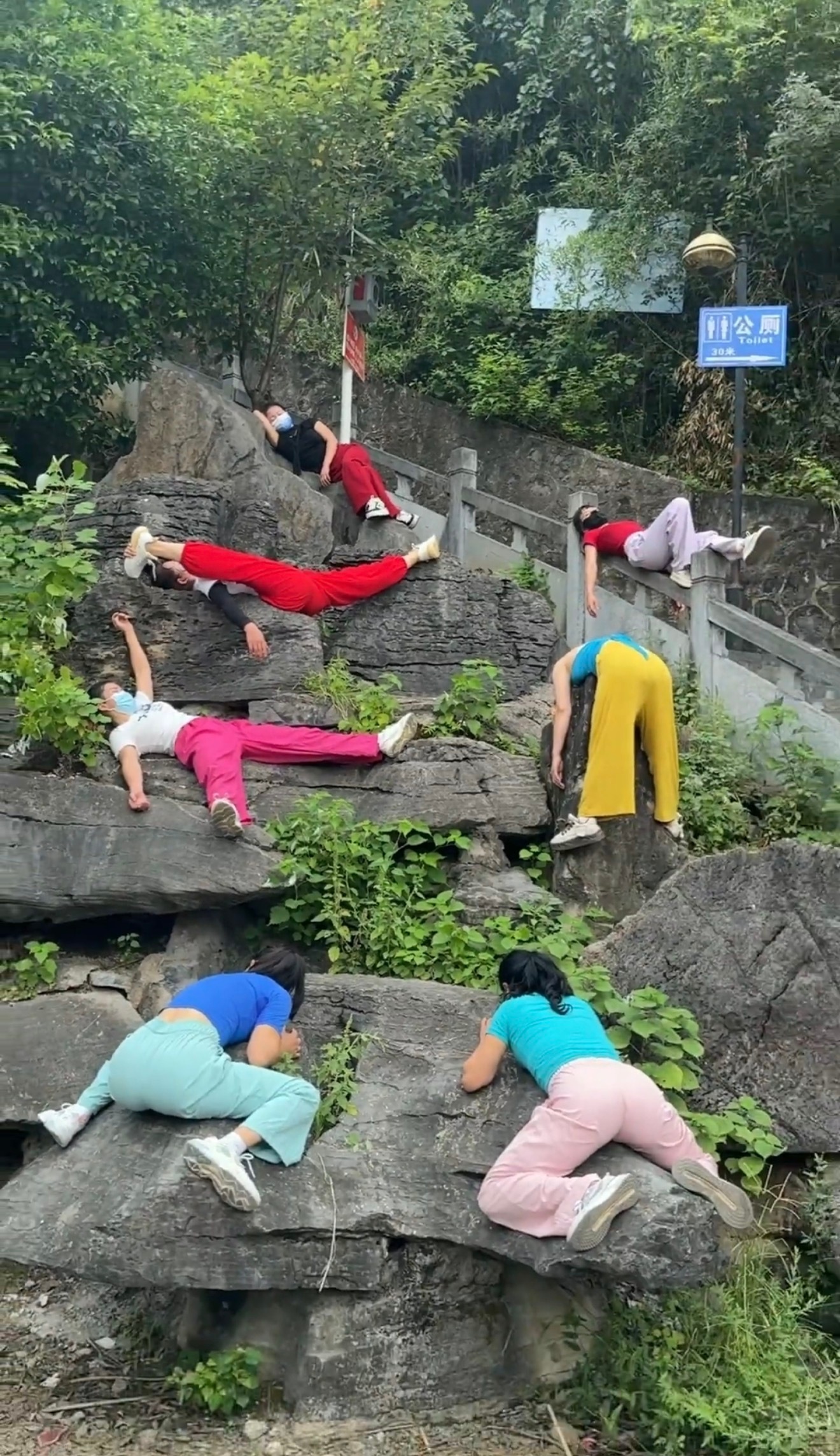 好好上班，这个世界总会有人替你在生活里放肆享受。 