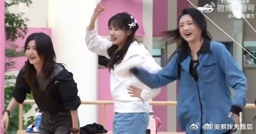 李晟[超话]李晟罗予彤两个辣妹子晕辣了 乘风2025李晟和罗予彤跳《辣妹子》手忙