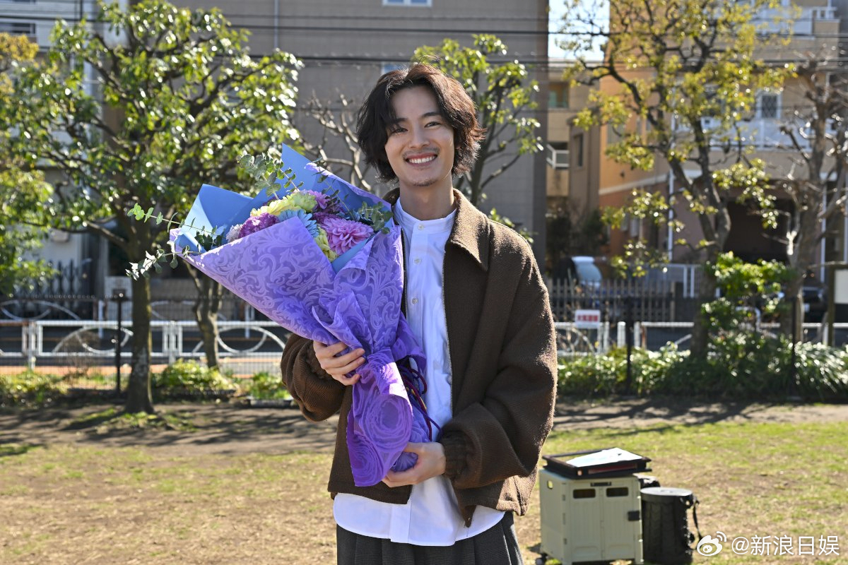 海外影视速递志田未来主演的1月期TBS火10剧《未来的儿子》公开杀青照。剧集改编