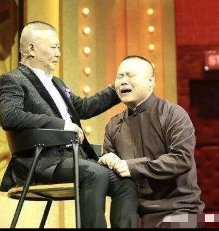 郭德纲和岳云鹏是师徒关系，师徒二人的模样长的还挺像的。
岳云鹏视郭德纲如再生父母