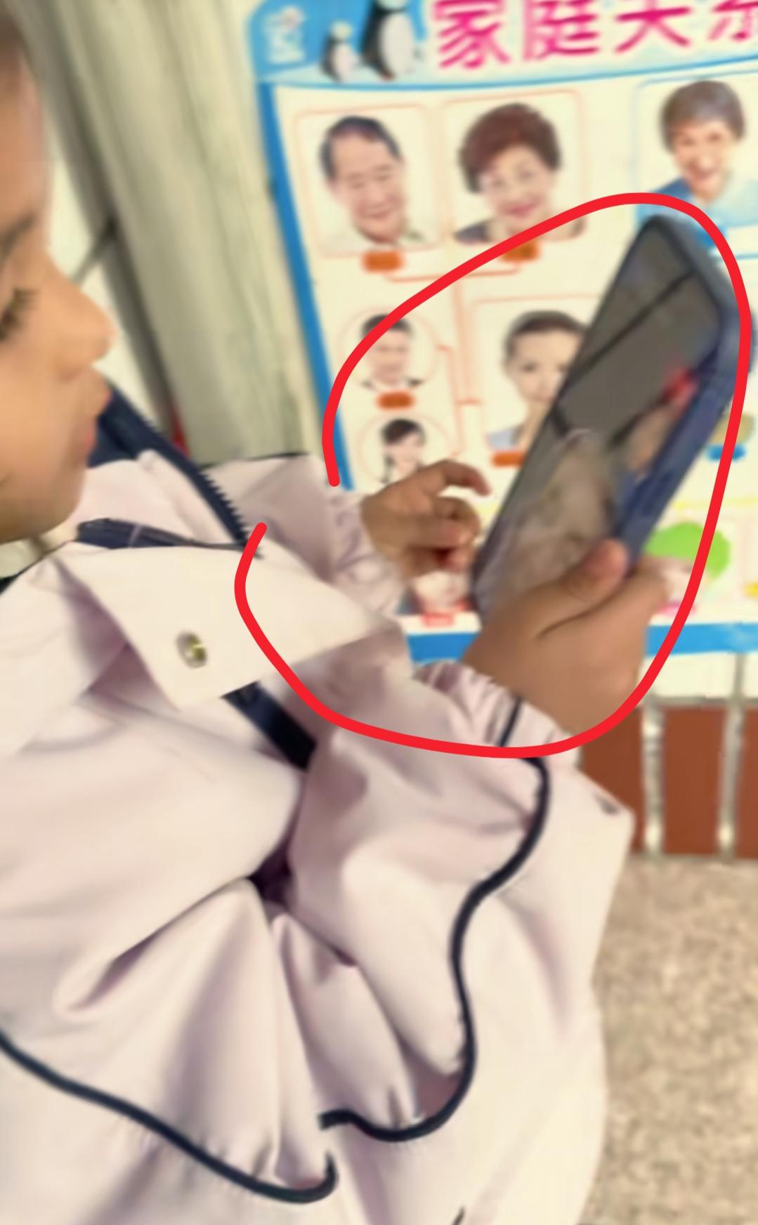 现在全网最后悔的男人就是安娜的爸爸李超群了吧！
不是因为张安娜带回国，也不是因为