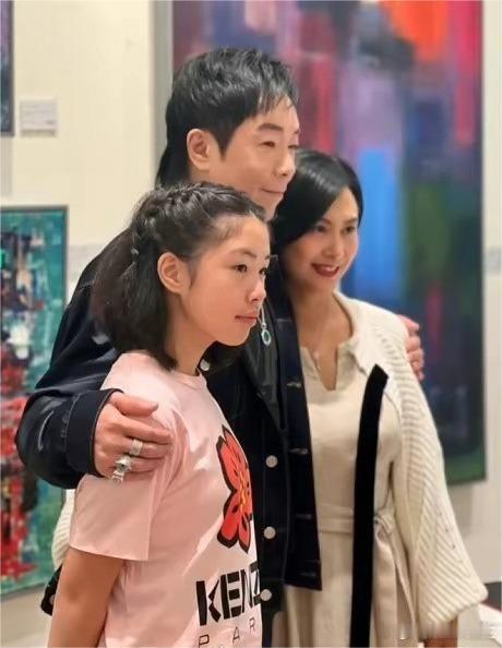 朱茵黄贯中一家三口罕见同框#黄贯中举办个人画展，一家三口罕见同框，一家三口站在那