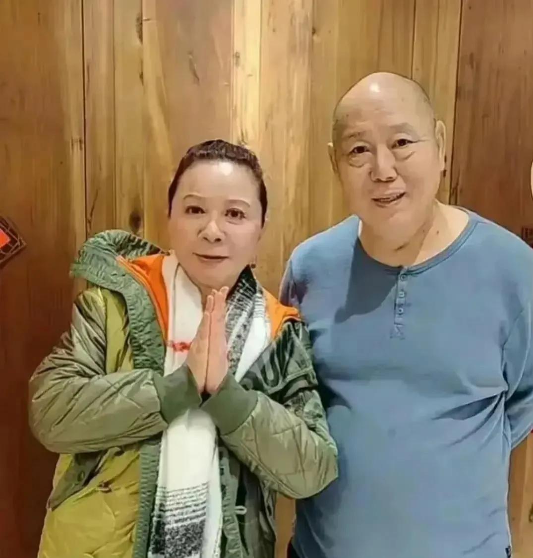 京圈大佬，蔡明风韵犹存，李成儒头发有减无增，二人都曾经辉煌，年轻时候叱咤风云，随