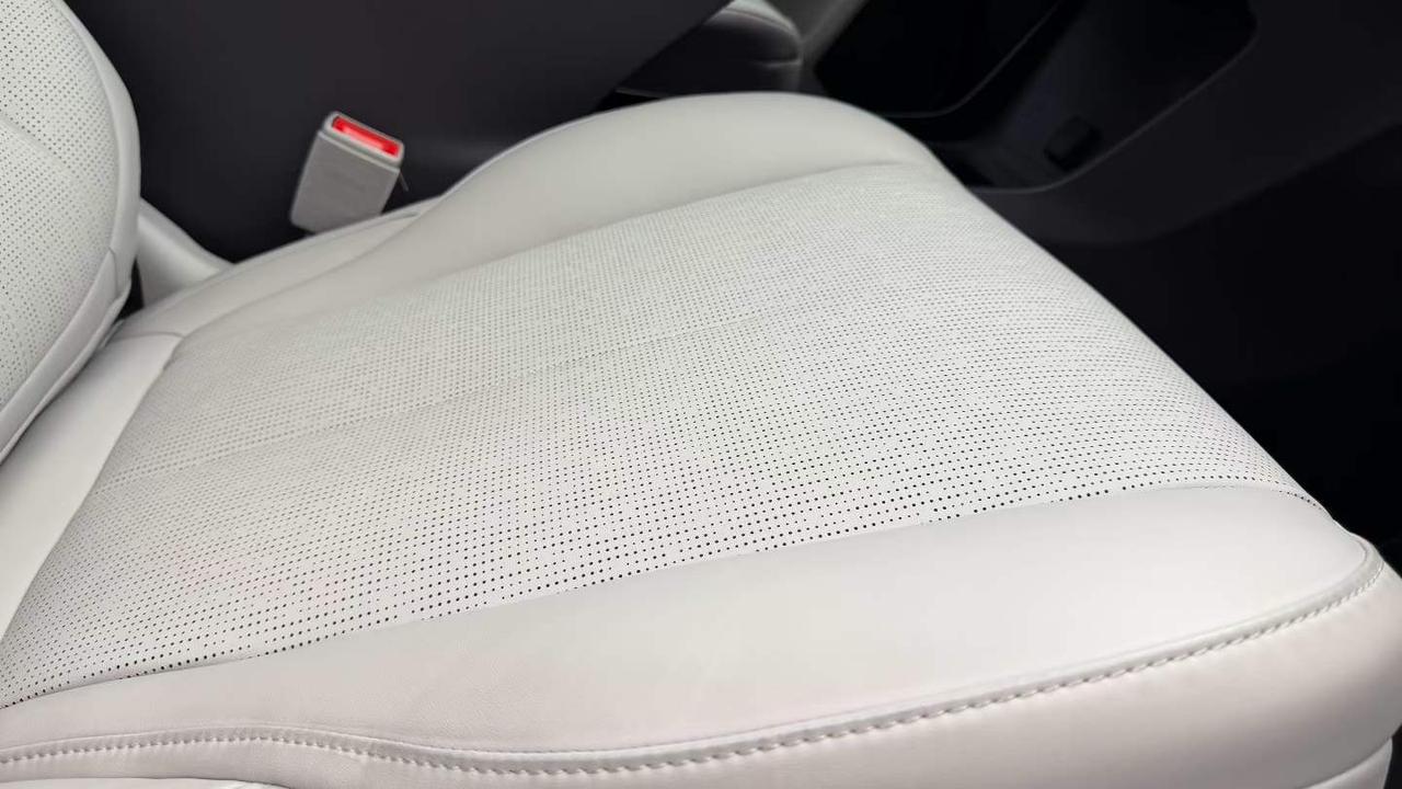 到店看了看别克E7，这台车给我的感觉和广汽丰田铂智7非常像——超强的存在——可以