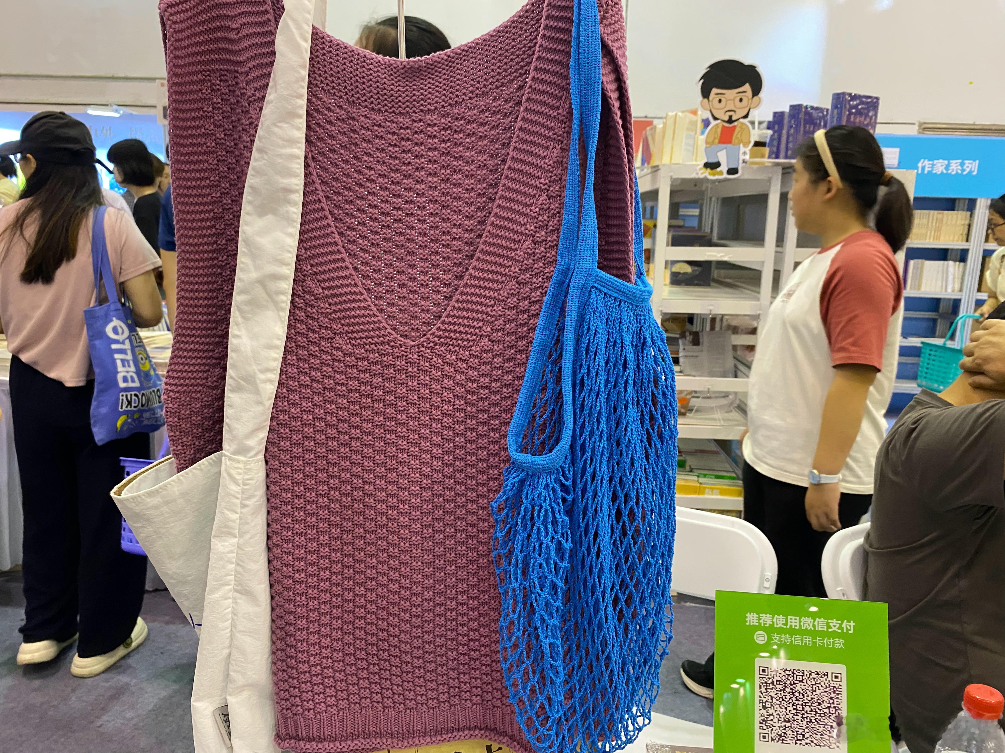 这届书展的亮点，除了书以外，还有很多很多的文创。大家不要以为鲁迅先生只是一个文人