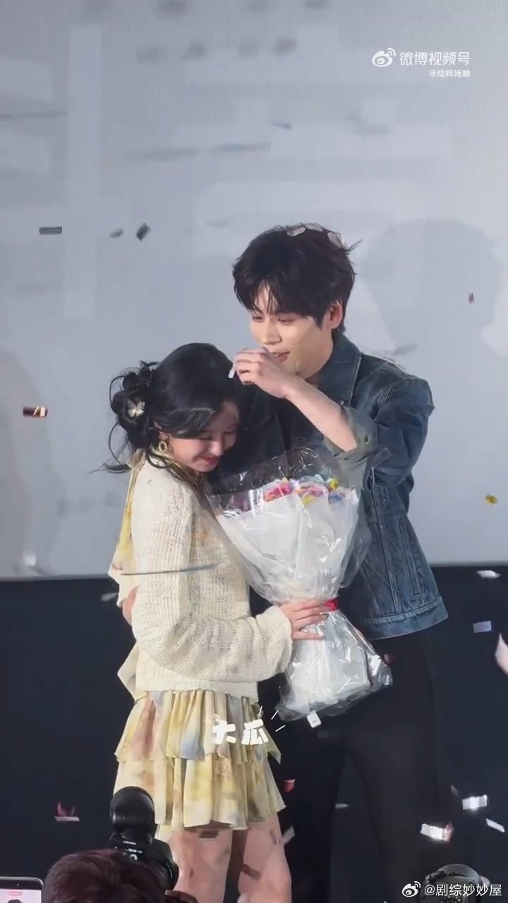 魏哲鸣帮郑合惠子摘彩带魏哲鸣眼里有活拍合照时彩带飘了惠子一头，魏哲鸣没多想就伸手