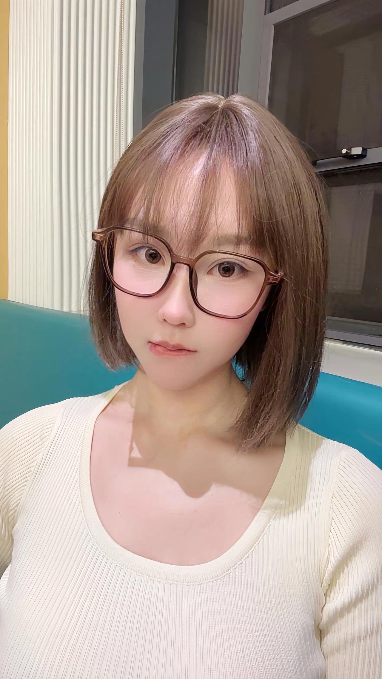 上联：白衫简约，青丝短发添朝气
下联：粉饰轻柔，素腕纤姿映雅容
对联 对对联飞花