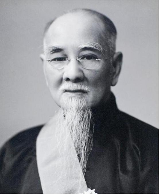 1936年，蒋介石在西安脱险后，在南京下飞机，何应钦第一个上去迎接，蒋介石却冷淡