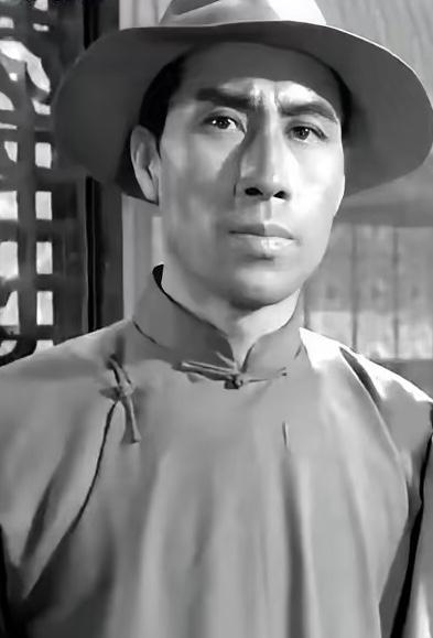 在《刘三姐》里他把憨厚老实的刘二演活了，《冰山上的来客》中又将杨排长一角演得入木