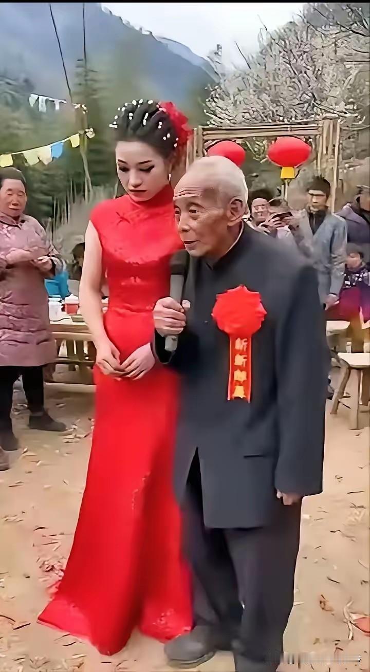 乡野红笼挂院前，
婚嫁场景惹闲谈。
世道而今模样变，
钱财最是扣心弦。
老翁鬓白