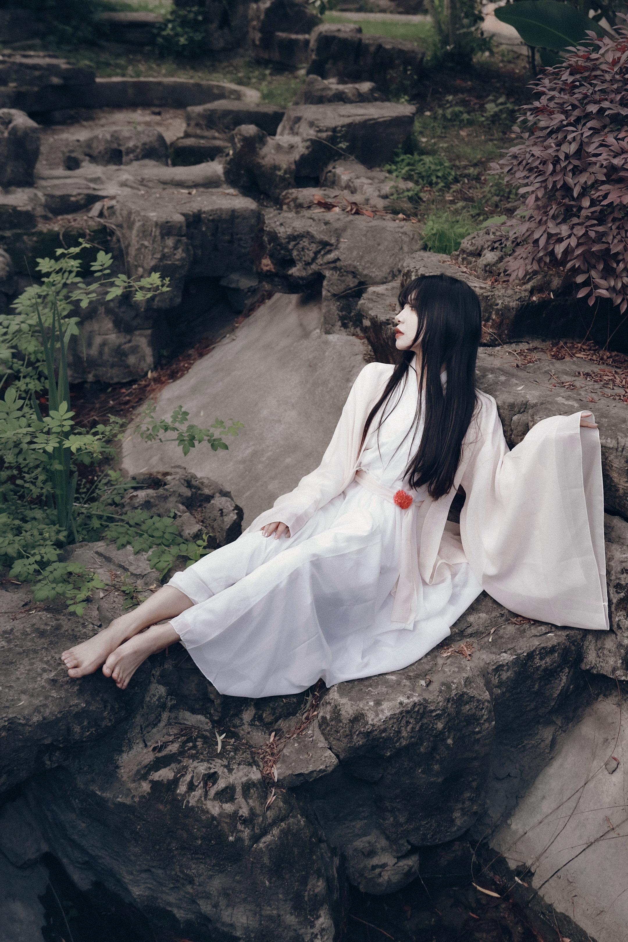 万事经风过，人问岁月长。《古风情绪氛围感写真》 模特：  摄影师：丁子墨