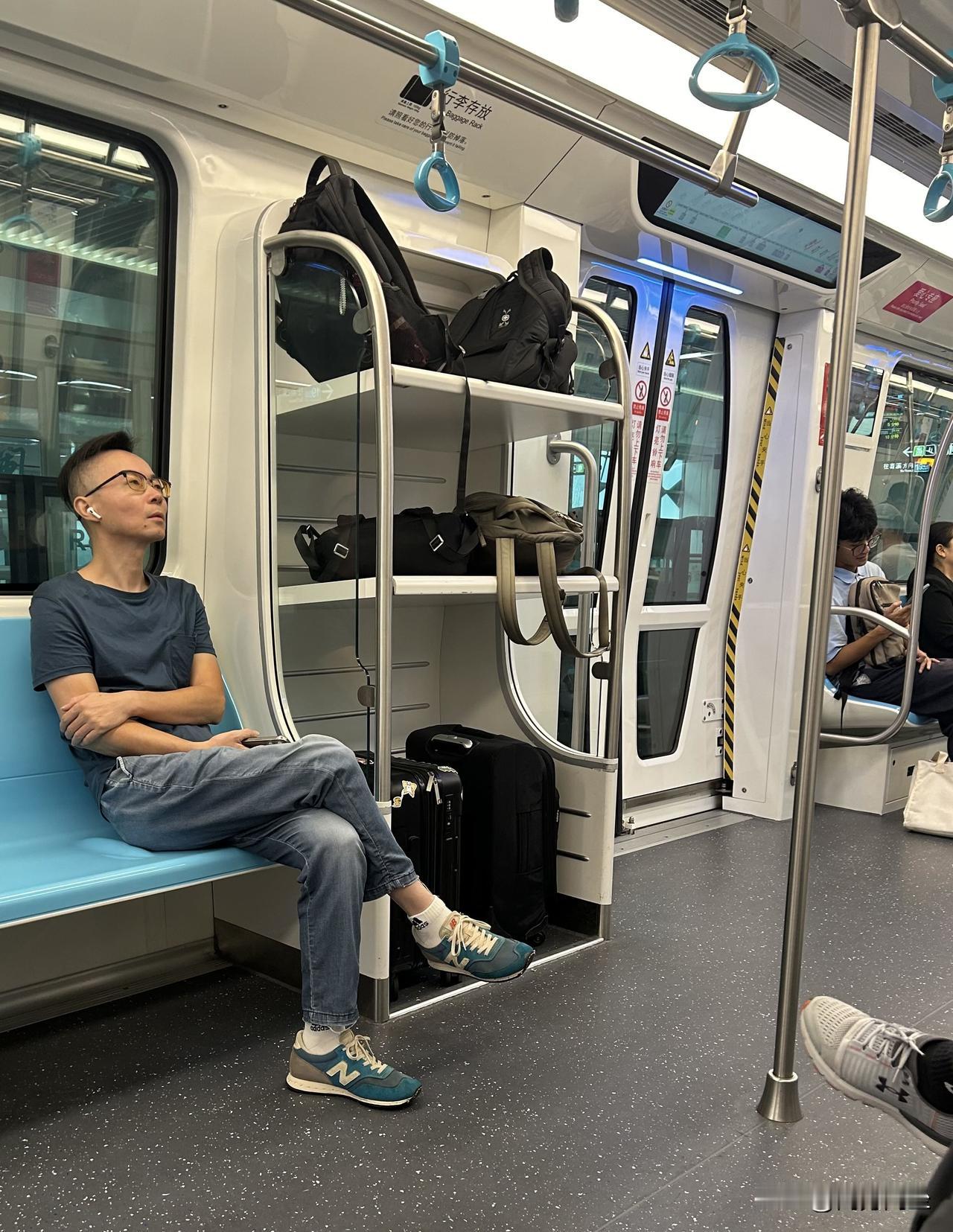 杭州地铁里设置行李置物架
杭州地铁19号线.终点站永盛路，途中经过杭州萧山国际机