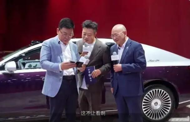 200万买辆国产轿车？余承东刚亮出尊界新车，评论区直接炸了：“韭菜熟了”“不坑穷