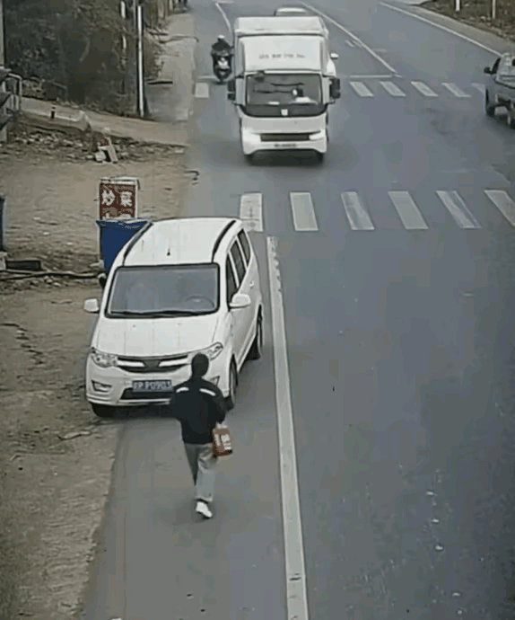 这起事故应该怎么判？是司机的责任？还是行人的责任？

视频显示，路边停着一辆面包