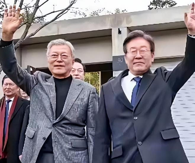 李在明现在可谓是如坐针毡。为了保住基本盘，他居然把老总统文在寅请回了青瓦台吃大餐