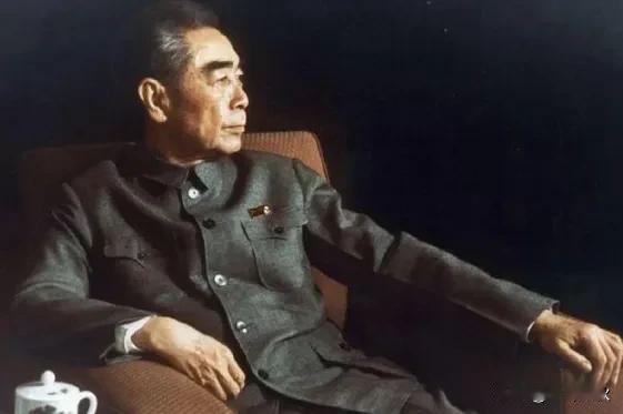周总理坐火车去谈判，警卫员偷偷订软卧，他却执意选了硬座

1937年周总理去石家