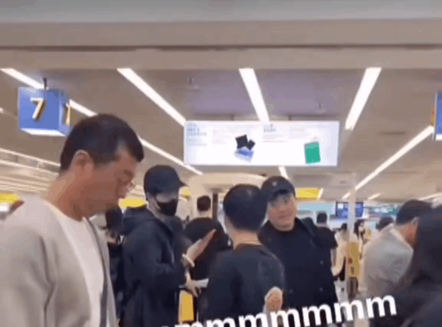 王队啊，咱这样下去真的不会变成斜视吗？
你只是你只是斜着眼看一人小莎，
也被我们