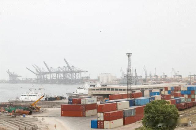 半岛电视台4月24日报道，大批伊朗货物滞留巴基斯坦，伊巴两国正探讨强化陆路运输。