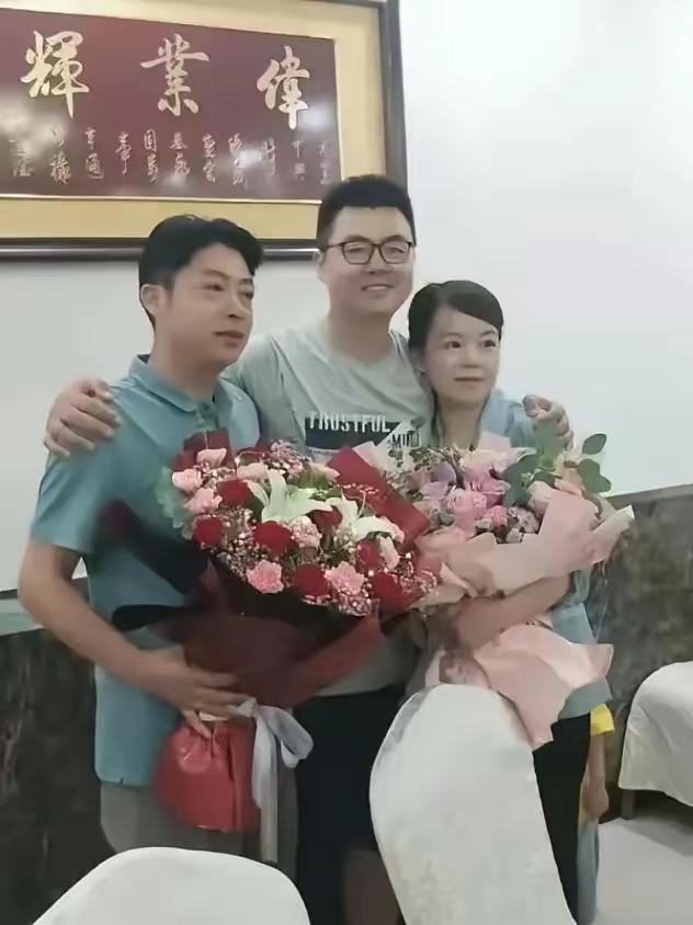 人家没错，凭什么要认错？
人家想知道自己健健康康的孩子为什么好好的跑到别人家去有