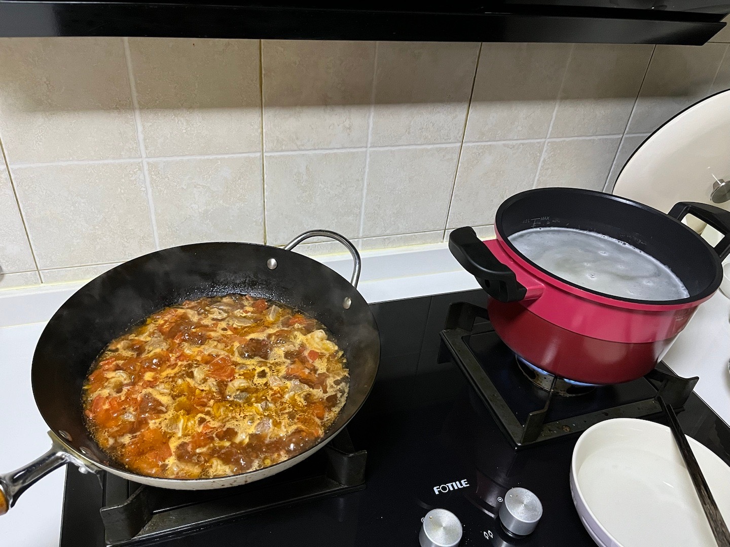 晚上接完涵涵放学，办了点事，回家要现做饭，但是巨饿……刚进门的时候涵爸眼睛迷离的