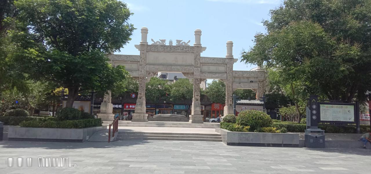 周未去毫州，一日游，在网上查了一下，发现花戏楼评价较高，然后开车直奔花戏楼。
