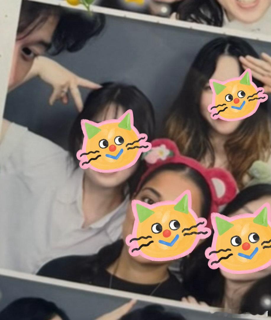 找到一张陈姐三个女孩和香港女生会面拍的照片，露出一角的是新加坡小叶。长得还不错，